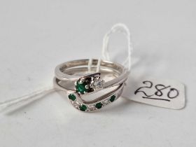 A PAIR OF 18CT GOLD EMERALD & DIAMOND FITTED RINGS SIZE P 6.2g