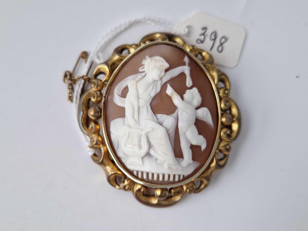 A gilt cherub cameo brooch