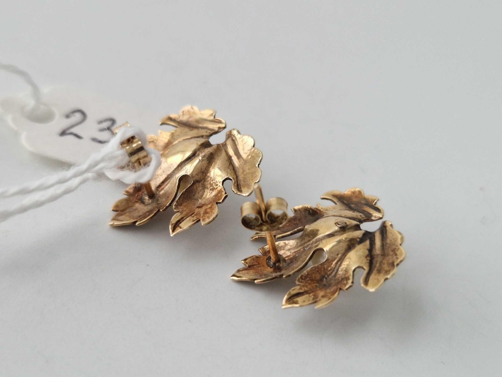 A pair of leaf earrings with pearls, 9ct, 3 g - Image 2 of 2