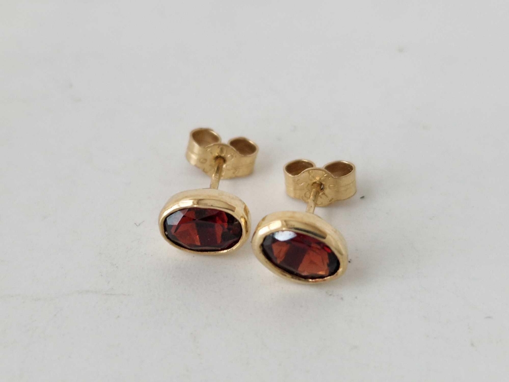 A pair of garnet set earrings and a pendant, 9ct, 2.7 g - Image 2 of 3