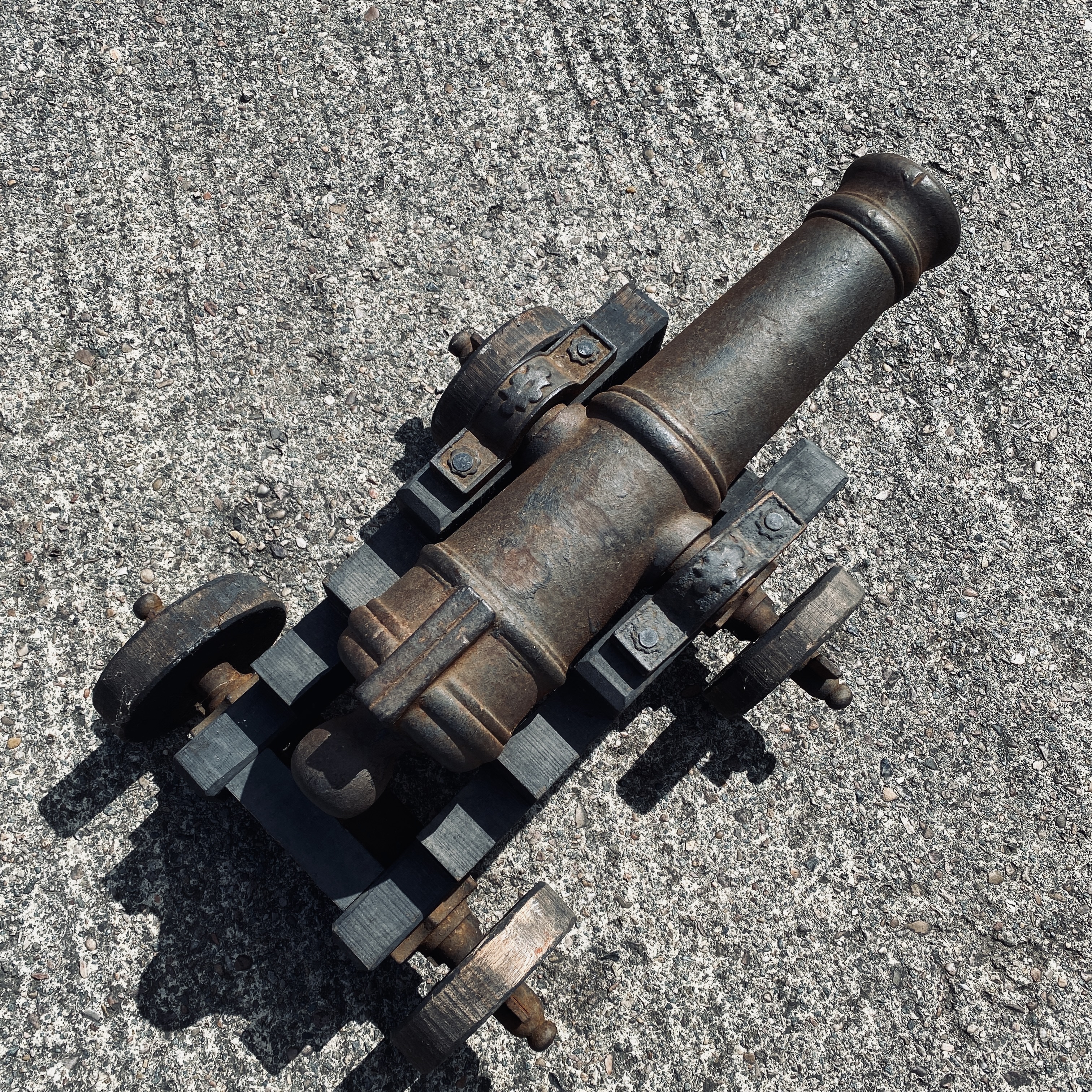 Replica 17th Century Cannon - 19" Cast Iron Barrel, Wooden Stock & Wheels. - Image 3 of 3