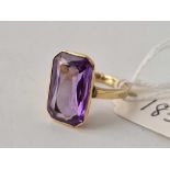 A RING WITH LARGE OBLONG AMETHYST, 18ct, size M, 5.1 g