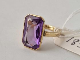 A RING WITH LARGE OBLONG AMETHYST, 18ct, size M, 5.1 g