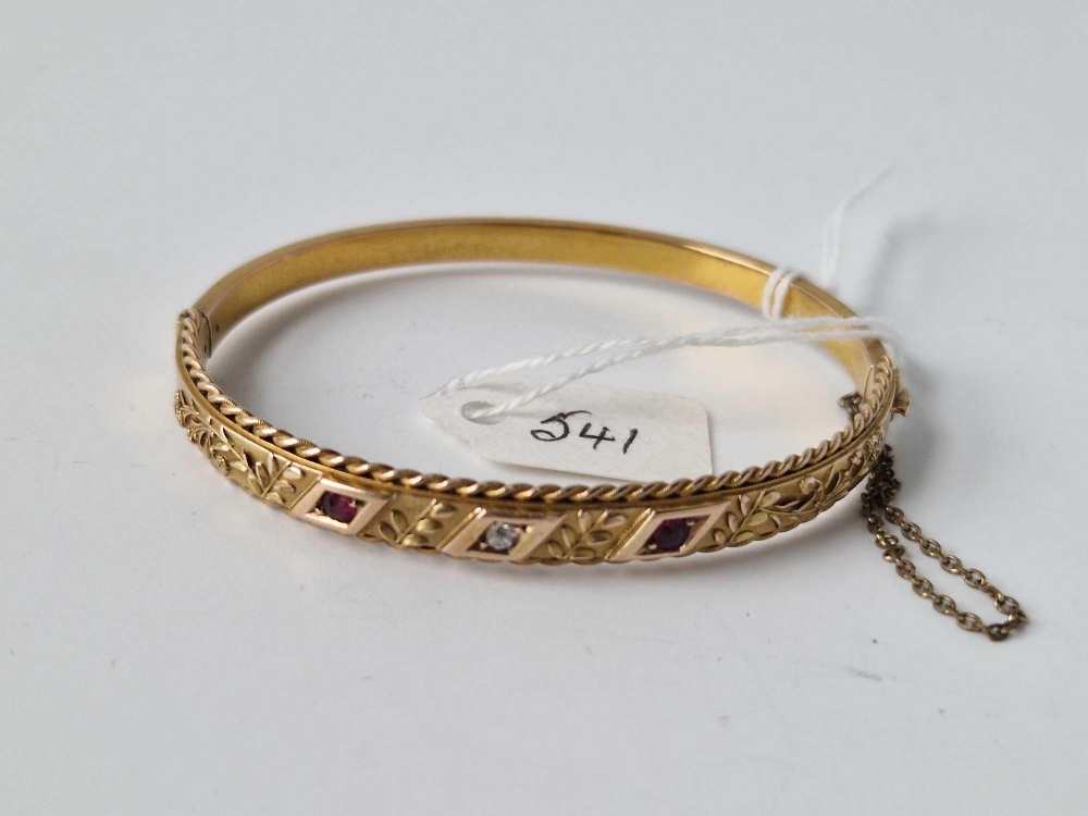 A RUBY AND DIAMOND HINGED BANGLE, 15ct, 9.1 g