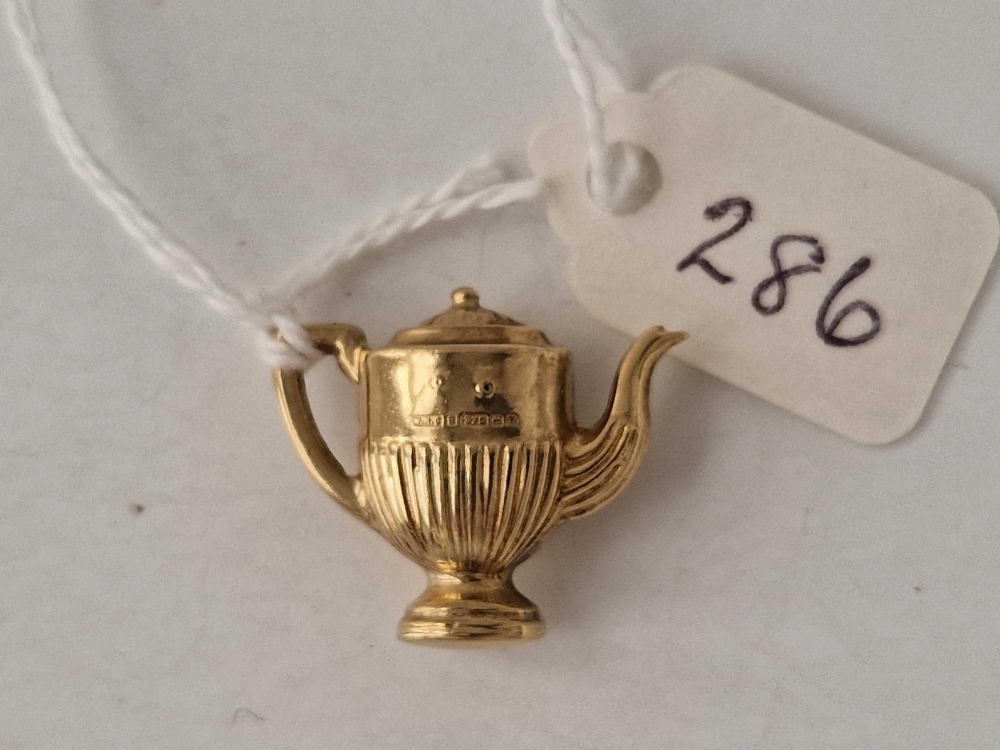 A coffee pot charm, 9ct, 1.5 g