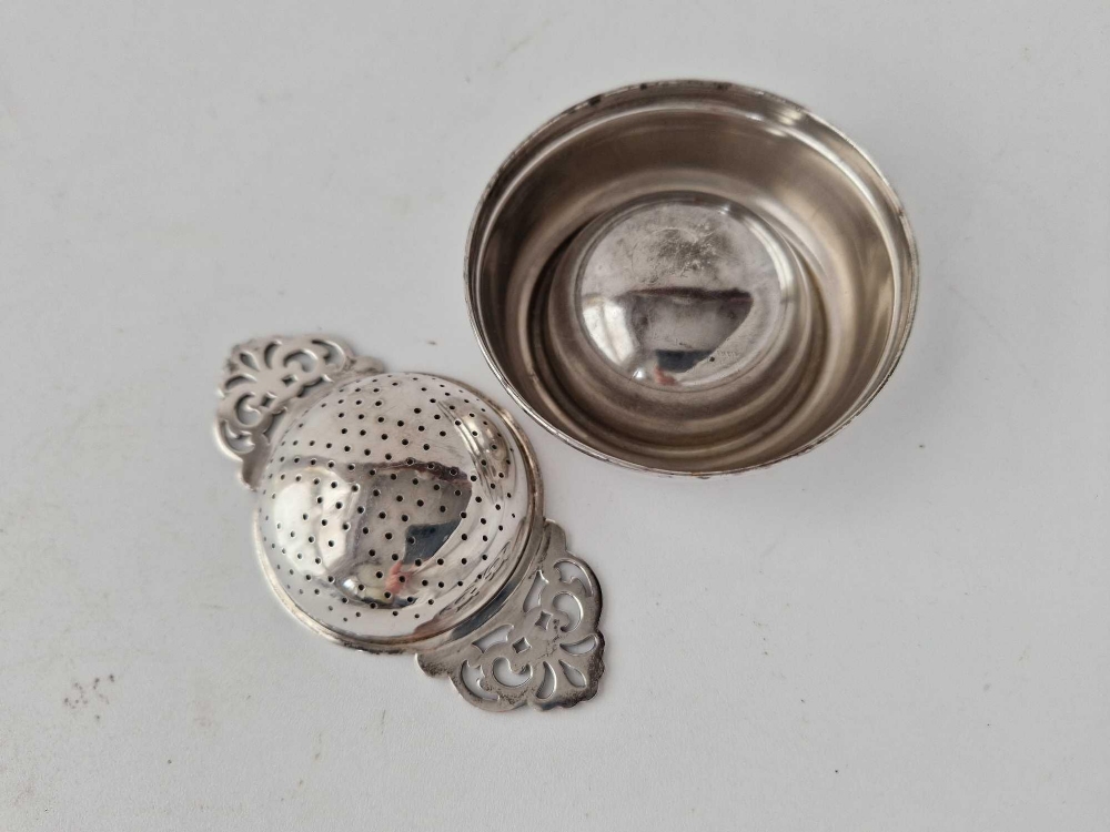 A tea strainer with pierced handles in stand, Birmingham 1959, 65g - Image 3 of 3