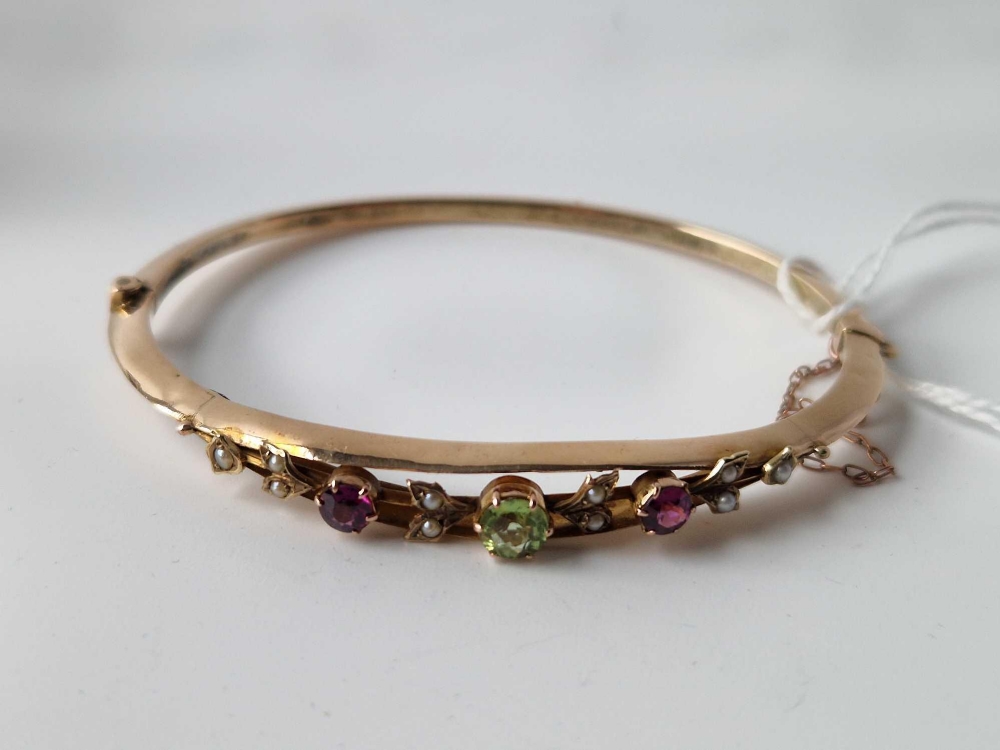 An antique suffragette? Pearl, peridot & ruby bangle boxed 5.6g - Image 2 of 3