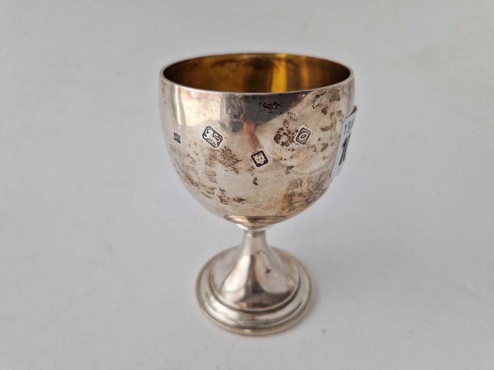 A wine goblet with gilt interior, 4.25 inches high, London 1969, 128 g