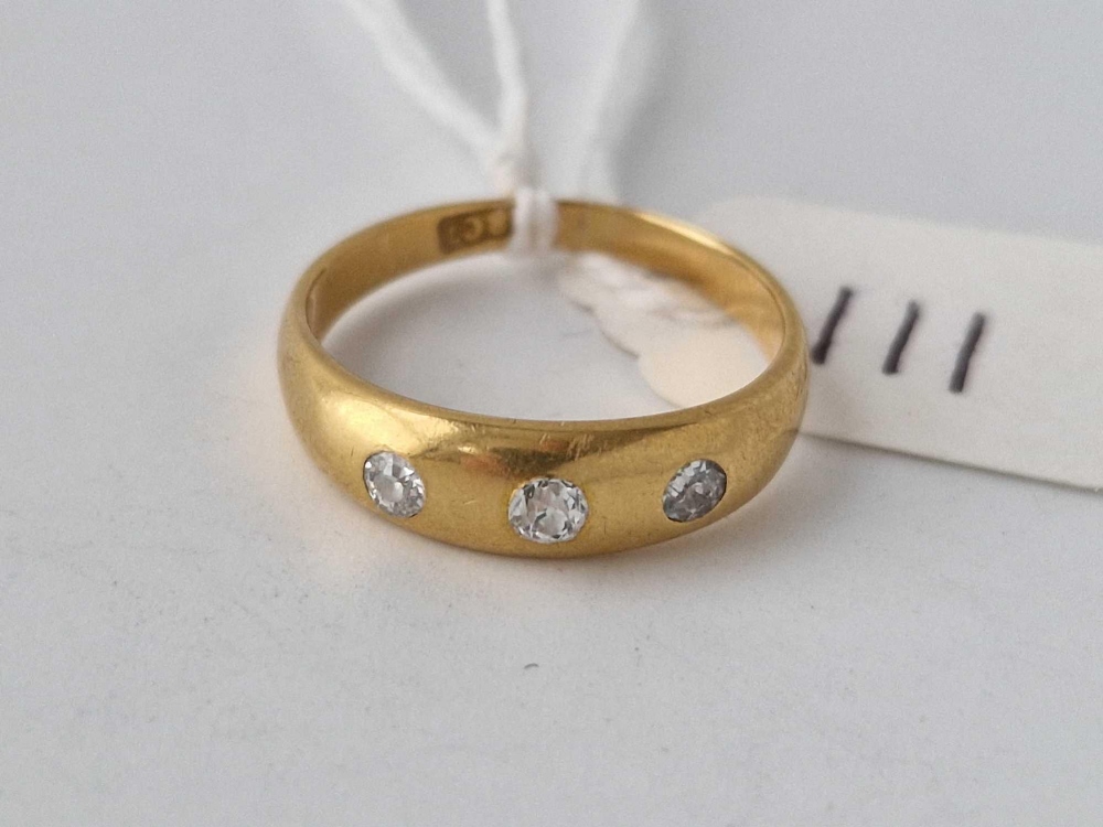 A THREE STONE DIAMOND 18CT GOLD RING SIZE O 4g