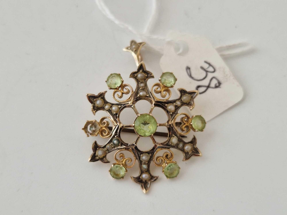 An Edwardian peridot and pearl pendant/ brooch, 9ct, 4 g