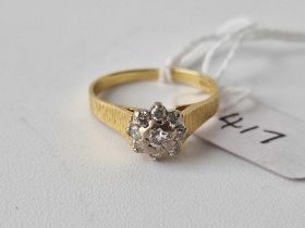 18ct yellow gold hallmarked diamond cluster ring with textured shoulders, size P, 3.3g