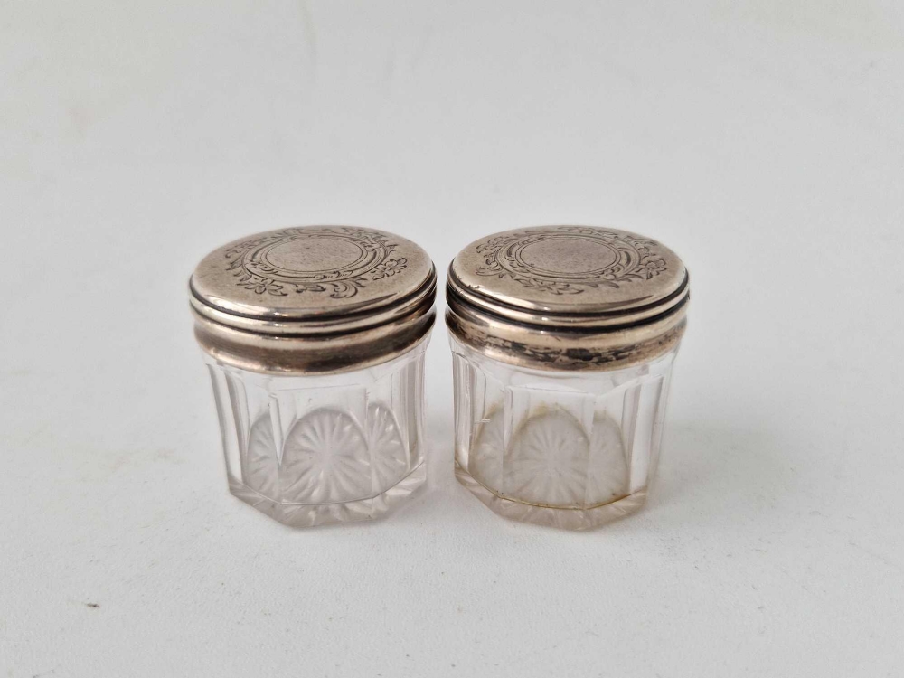 Pair of Victorian jars, glass bases. London 1851