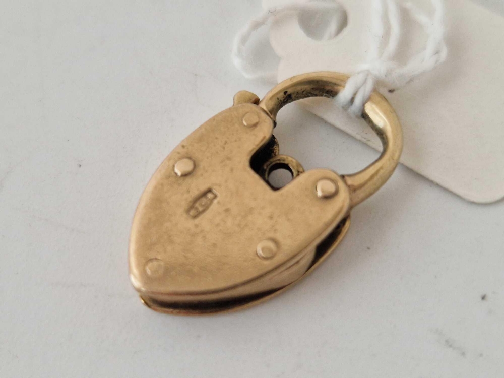 A good heavy gold heart shaped padlock clasp, 9ct, 4.5 g - Image 2 of 2