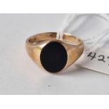 An onyx ring, 9ct, size N, 3.9 g.