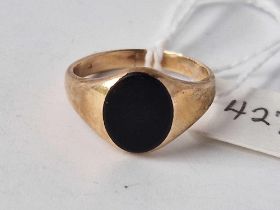 An onyx ring, 9ct, size N, 3.9 g.