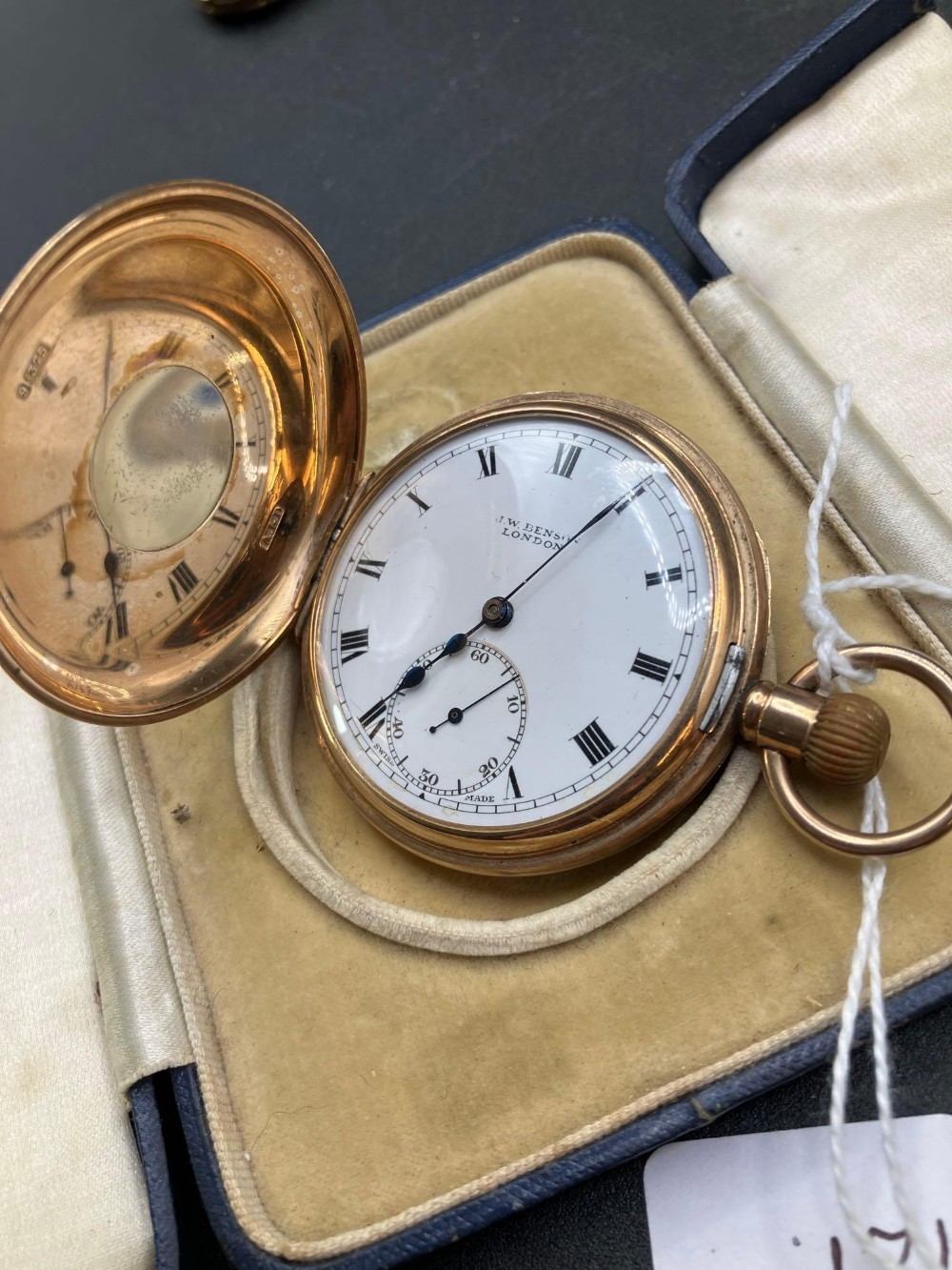 A GOOD GOLD HALF HUNTER POCKET WATCH THE WHITE ENAMEL DIAL WITH ROMAN NUMERALS AND SECONDS DIAL - Image 3 of 4