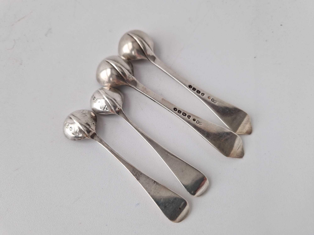 A pair of Victorian Hanoverian pattern salt spoons and a pair of dog nose, 40 g - Image 2 of 2