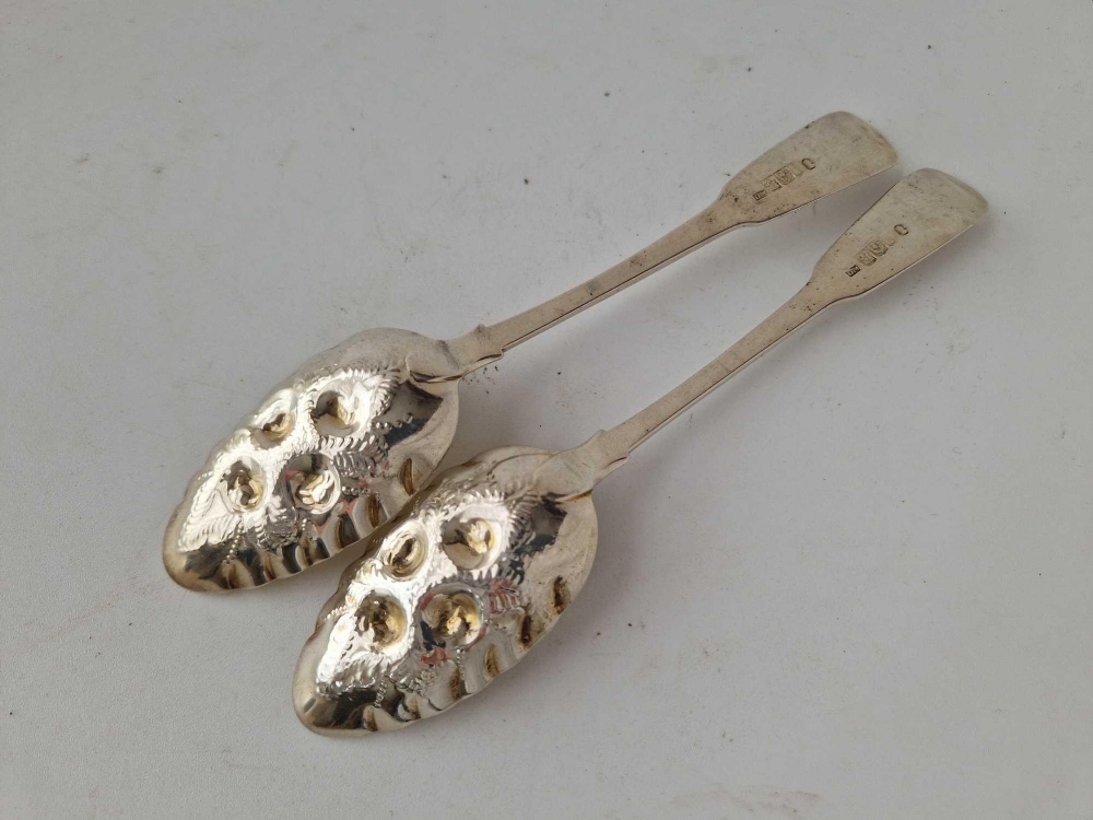 A pair of Georgian Scottish berry spoons with embossed gilt bowls, Edinburgh 1814 by DM, 131g - Image 2 of 3