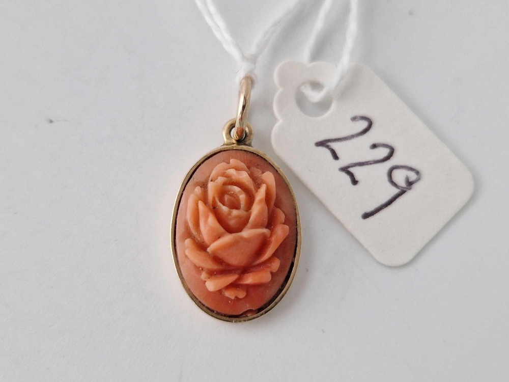 A Chinese carved coral floral pendant, 14ct, 2.7 g - Image 2 of 3