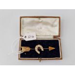 AN ATTRACTIVE BOXED ARROW & HORSESHOE BROOCH