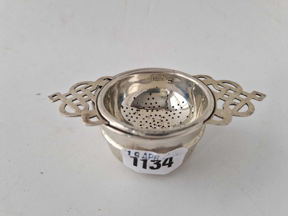 Tea strainer with bowl . Sheffield 1958 By E V 60 gm