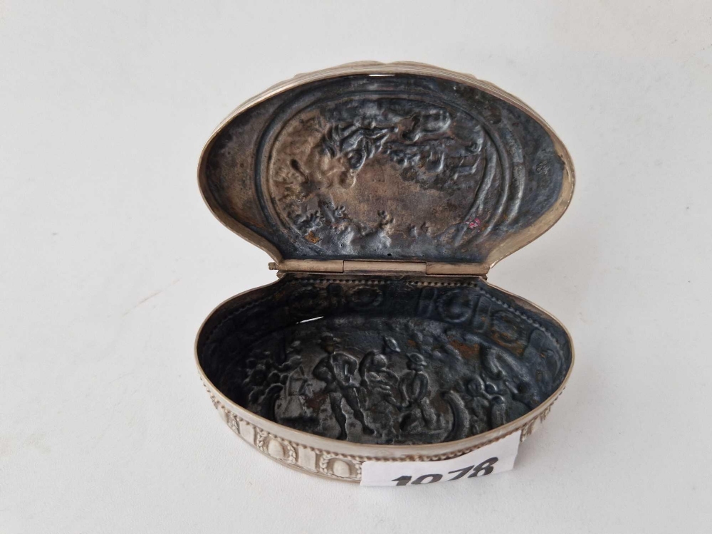 An oval Dutch snuff box with chased decoration, 3 inches wide, - Image 5 of 5