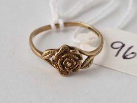 A Rose head ring, 9ct, size M, 1.1 g