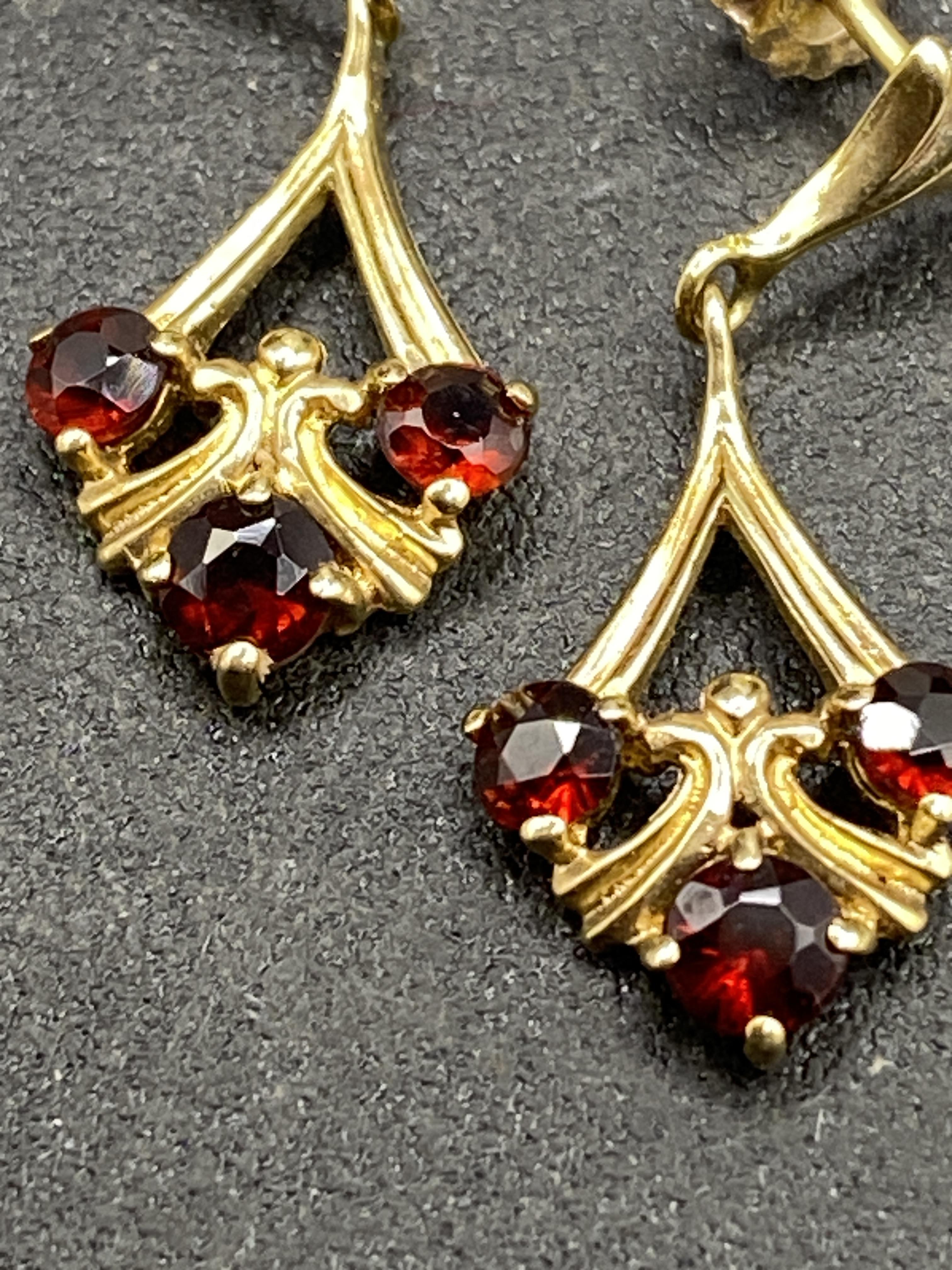 A small pair of garnet & 9ct earrings - Image 2 of 2