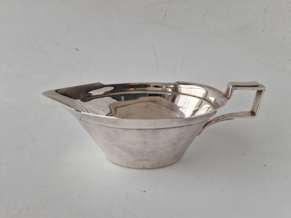 An Art Deco style sauce boat, 6.5 inches long, Sheffield 1942 by R&B, 130 g - Bild 2 aus 2