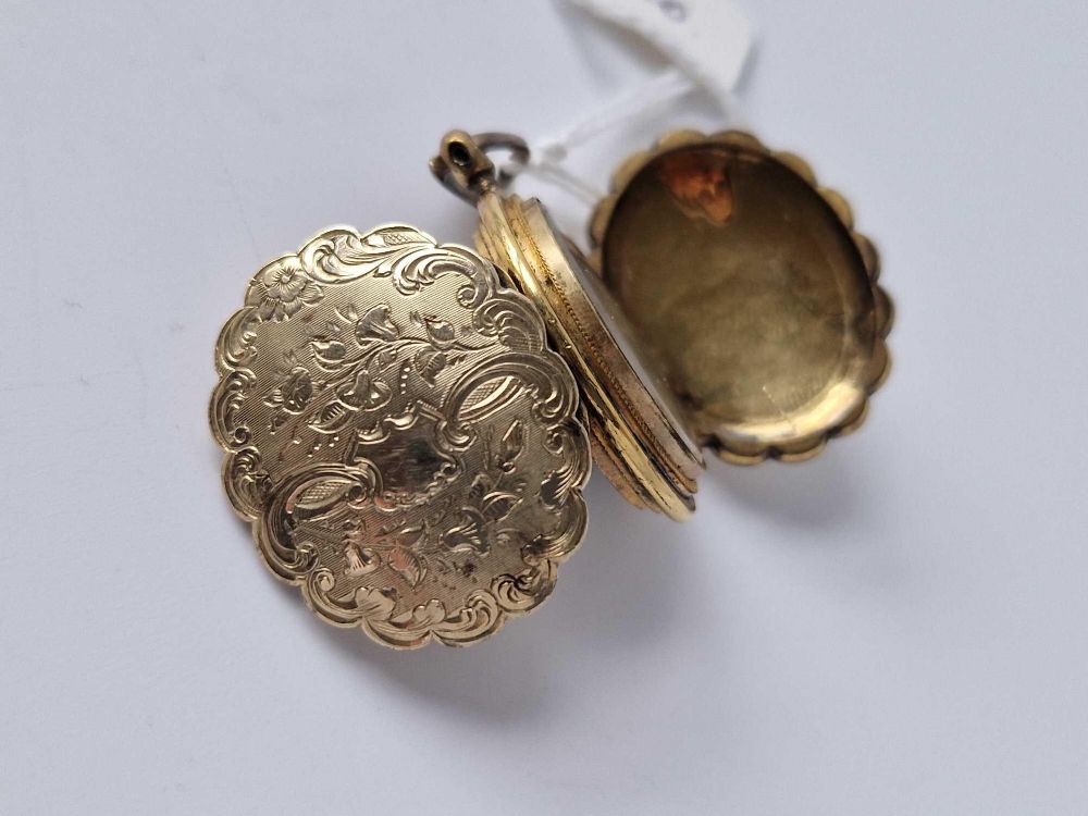 A 19th C gold back and front double locket, 9.7 g - Image 2 of 7