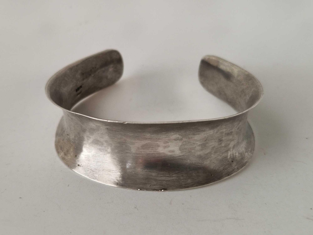 A silver half torque bangle 23.6g