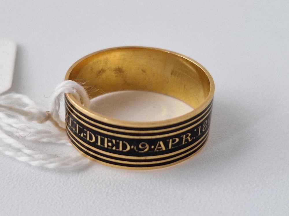 A George III gold and enamel memorial ring dated and hallmarked for 1801 size S 4.5 gms - Image 2 of 3