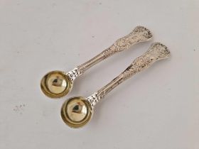 A good pair of Queens pattern heavy salt spoons with gilt bowls, London 1830 by script JH, 51g