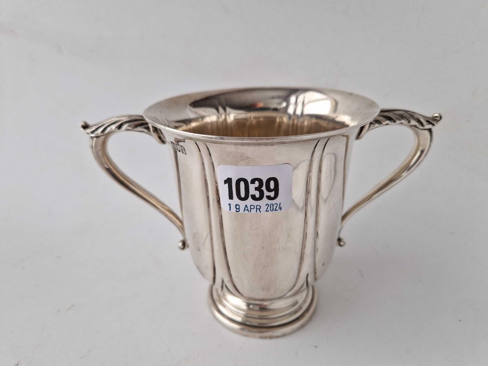 A good quality Edwardian cup with two leaf capped handles, 5 inches high, London 1905, by HE & Co, - Image 2 of 2