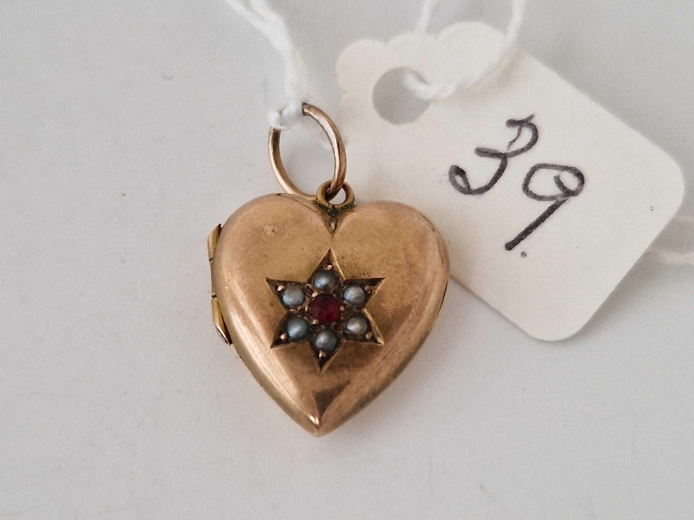 A small heart shaped pearl locket, 9ct, 2.2 g