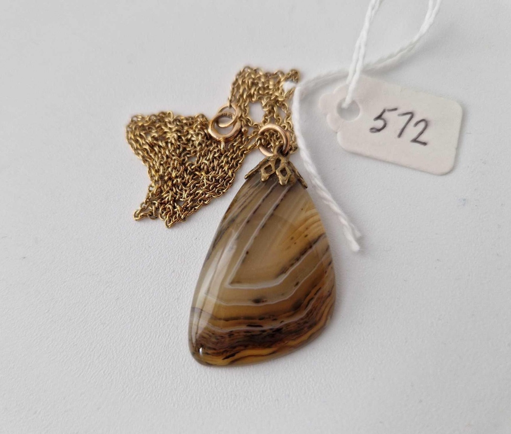 A agate pendant on 9ct gold chain 20 inch 2.6 gms