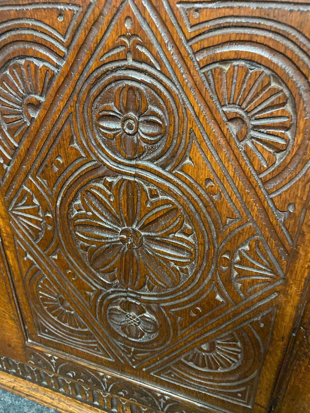 An antique carved oak hanging cupboard with brass hinges 32 in wide - Image 3 of 3