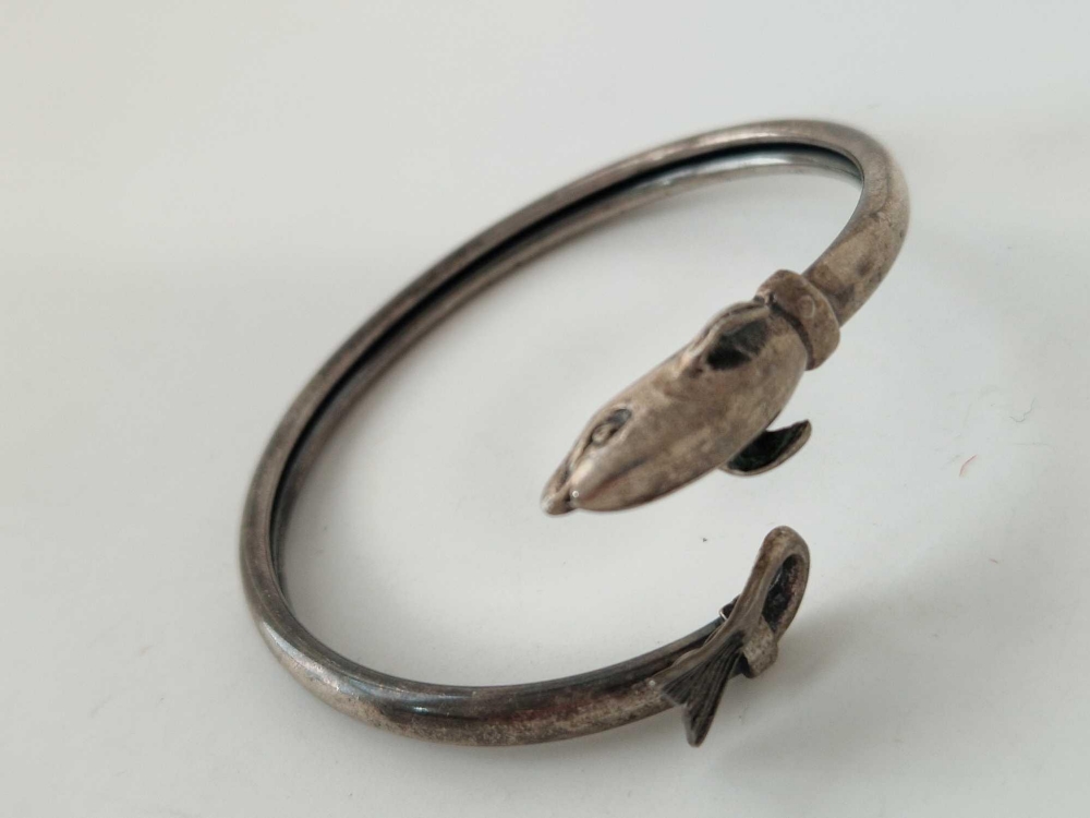 A snake and fish silver bangles - Image 4 of 4