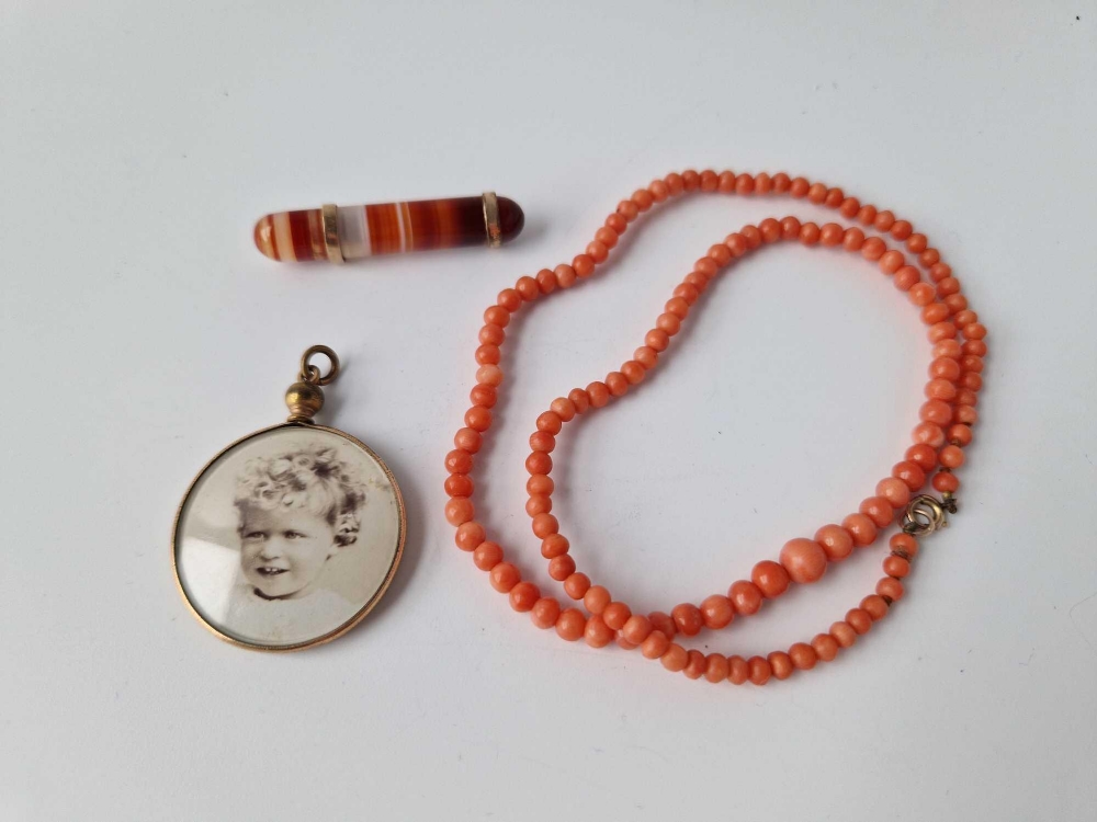 A coral necklace and two other pieces - Image 2 of 4