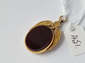 A Victorian cornelian and bloodstone swivel fob, 9ct, 7.5 g