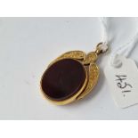 A Victorian cornelian and bloodstone swivel fob, 9ct, 7.5 g