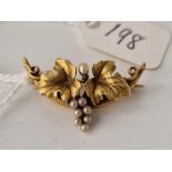 An antique pearl grapes brooch, 15ct, 2.5 g