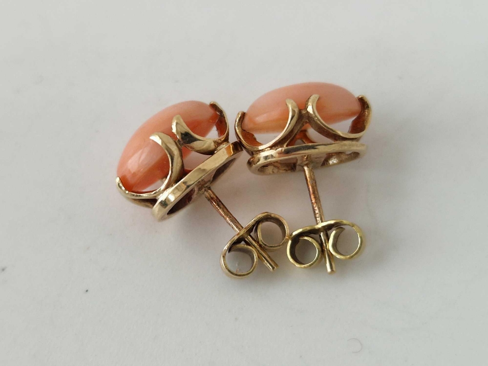 A pair of coral set earrings, 9ct, 2.6 g - Image 2 of 2