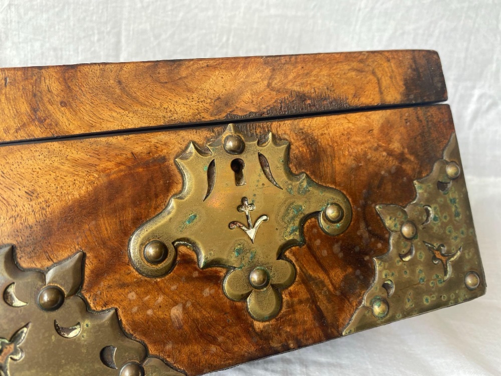 Victorian walnut box with brass strapwork 8.5 in wide - Image 3 of 3