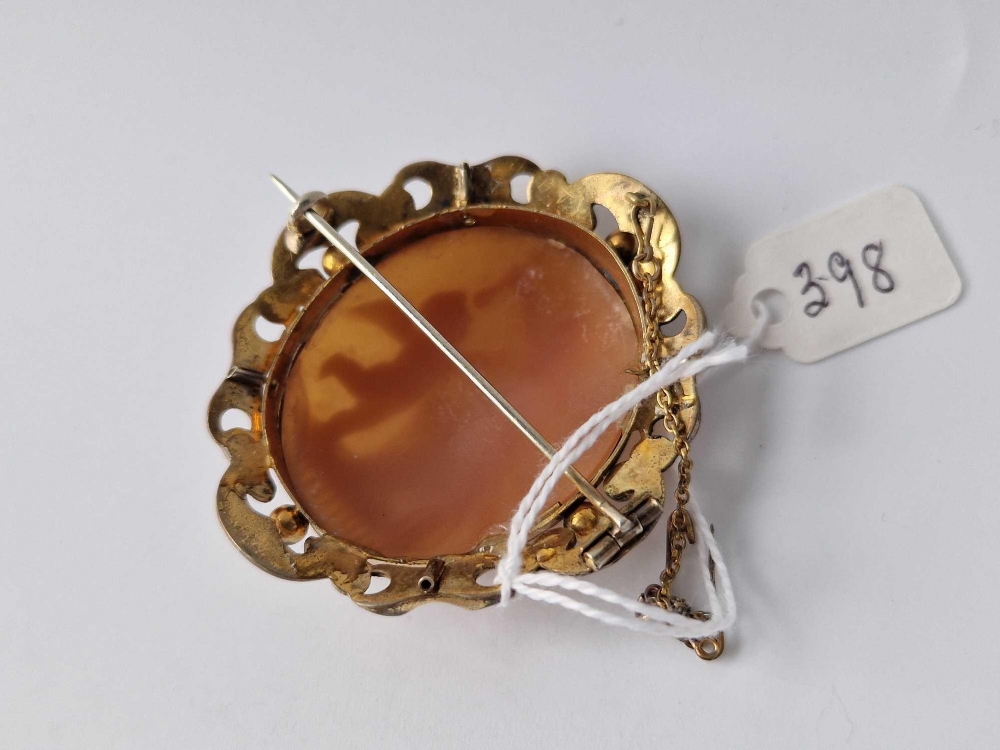 A gilt cherub cameo brooch - Image 2 of 2