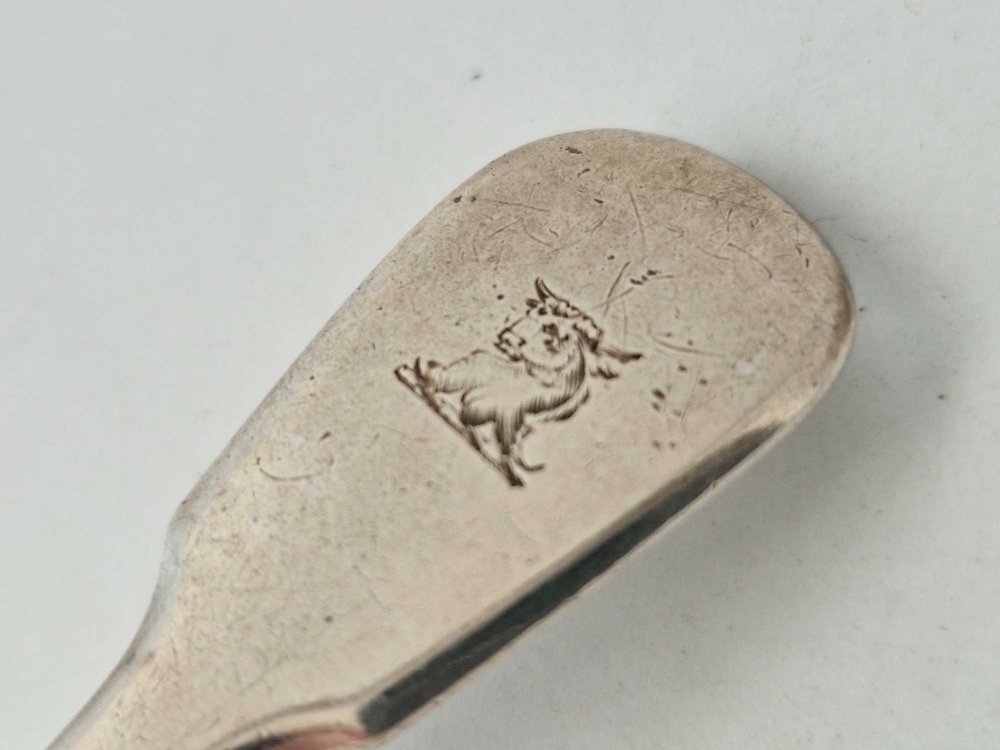 Georgian crested caddy spoon, fiddle pattern. London 1830 By W C - Image 2 of 4