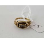 A WILLIAM IV CARVED MEMORIAL RING WITH A GLAZED CENTRE AND BLACK ENAMEL BORDER 18CT BIRMINGHAM