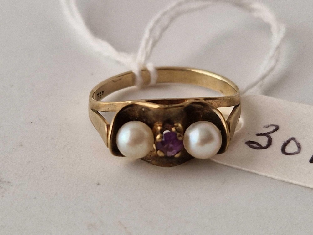 A amethyst and pearl set ring 9ct size N 2.5 gms