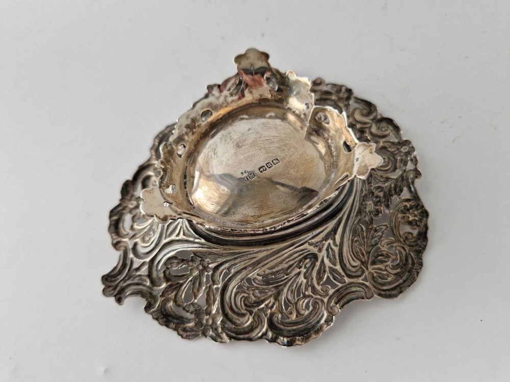 A good late Victorian heart shaped sweet dish, embossed sides, 5.5 inches wide, Birmingham 1895 by - Image 2 of 2