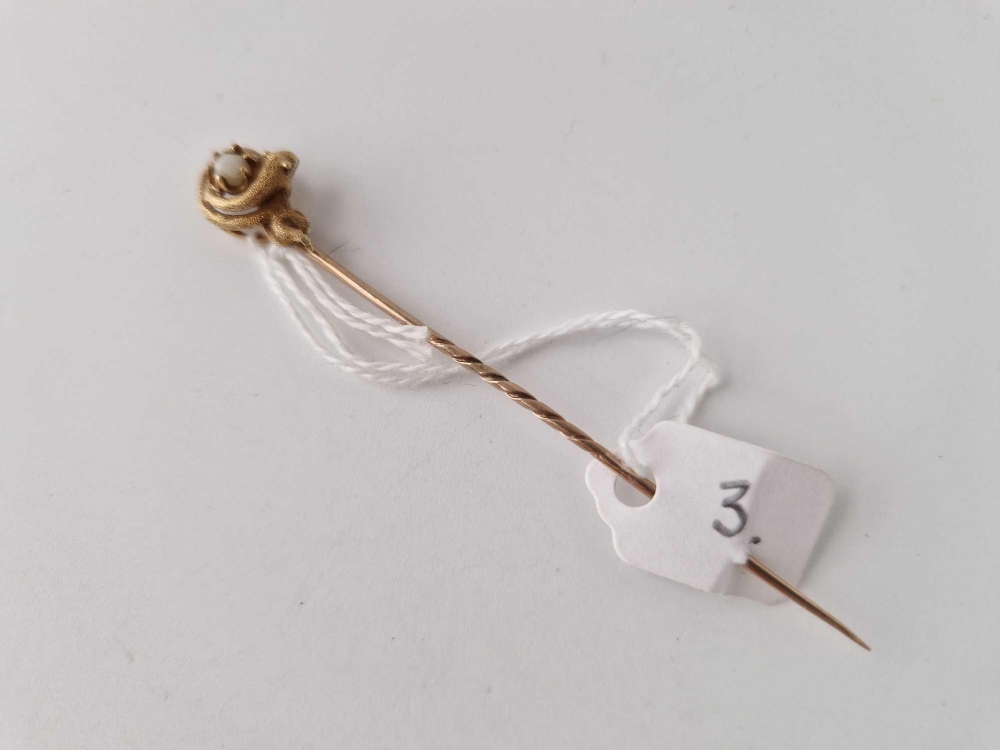 A Victorian gold stick pin with coiled snake around a pearl 3 gms - Image 3 of 3